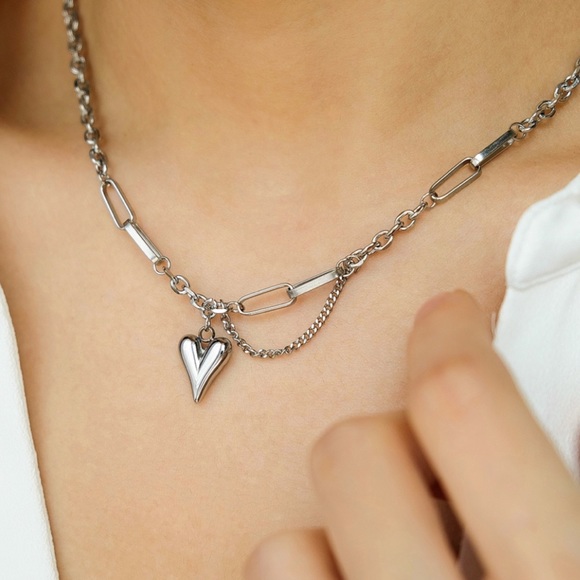 Heart Link Chain Layer Necklace | White Gold Plated Stainless Steel - Picture 2 of 3